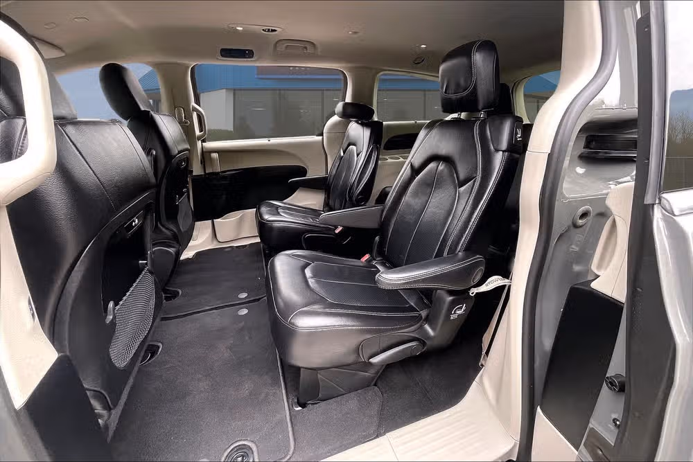 2022 Chrysler Pacifica Touring L Passenger Image 24
