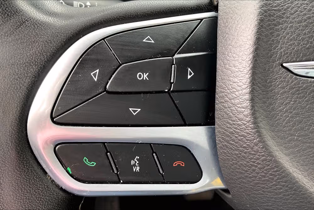 2022 Chrysler Pacifica Touring L Passenger Image 16