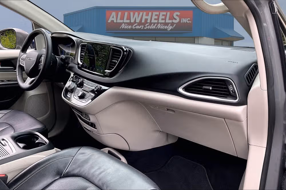 2022 Chrysler Pacifica Touring L Passenger Image 15