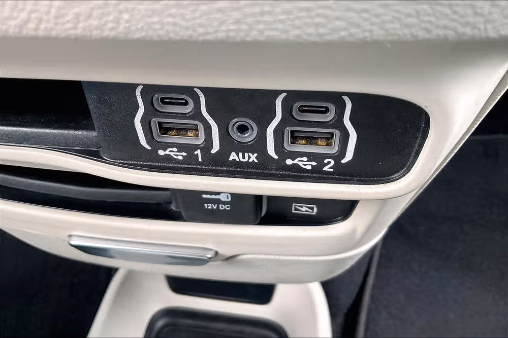 2022 Chrysler Pacifica Touring L Passenger Image 31