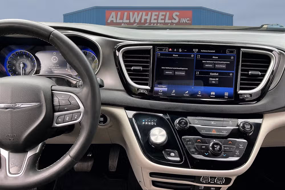 2022 Chrysler Pacifica Touring L Passenger Image 6