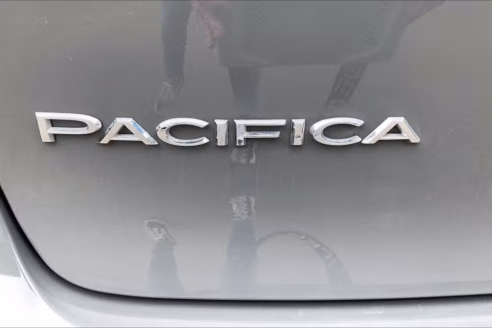 2022 Chrysler Pacifica Touring L Passenger Image 8