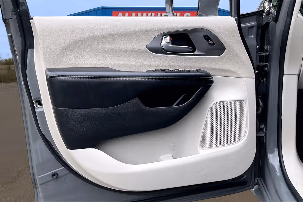 2022 Chrysler Pacifica Touring L Passenger Image 21