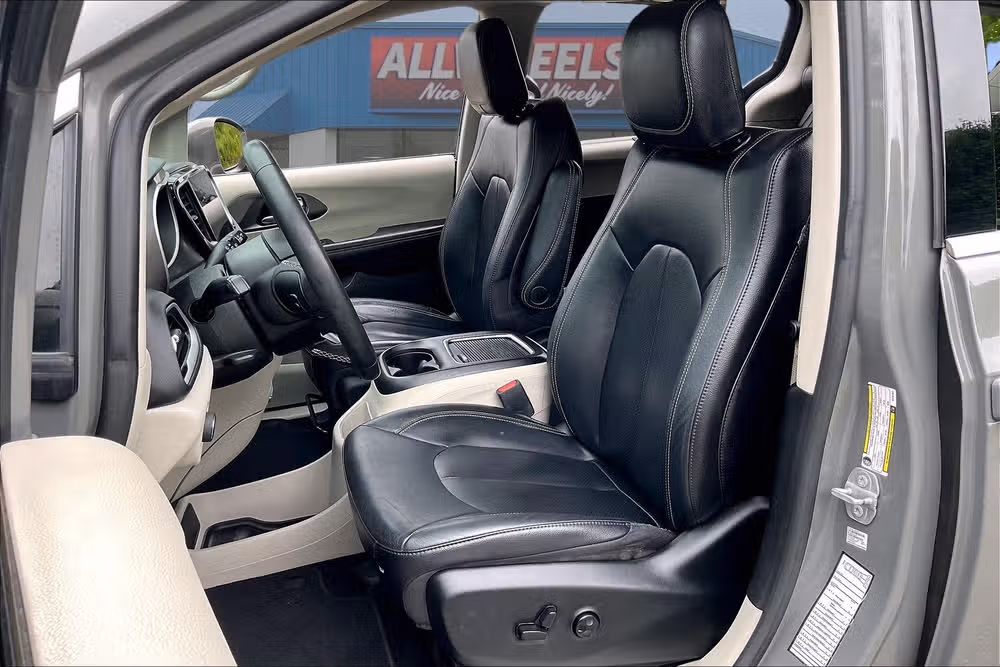 2022 Chrysler Pacifica Touring L Passenger Image 23