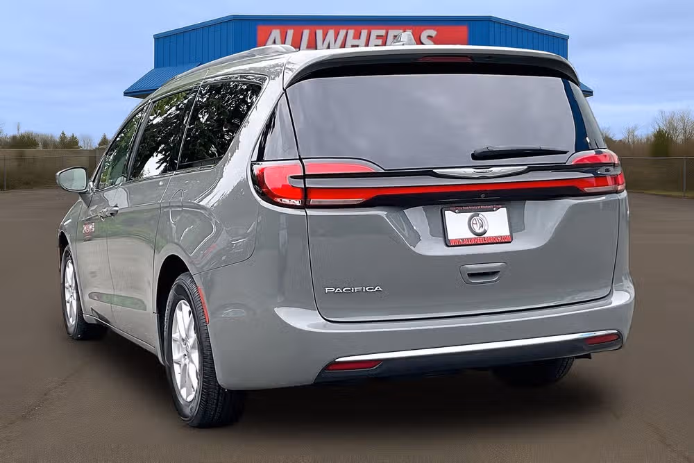 2022 Chrysler Pacifica Touring L Passenger Image 2