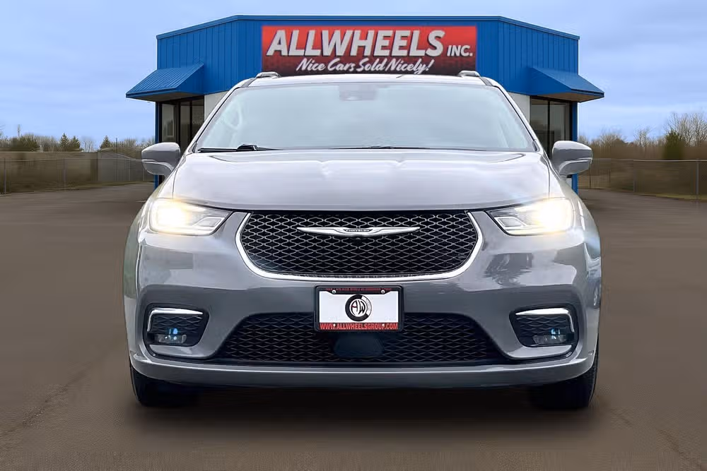2022 Chrysler Pacifica Touring L Passenger Image 3