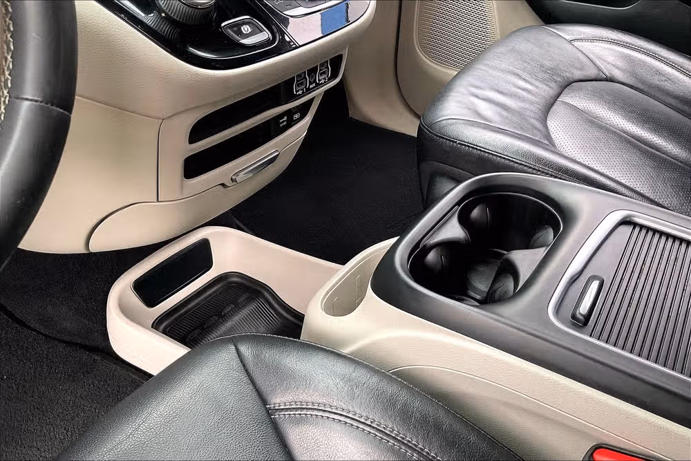 2022 Chrysler Pacifica Touring L Passenger Image 13
