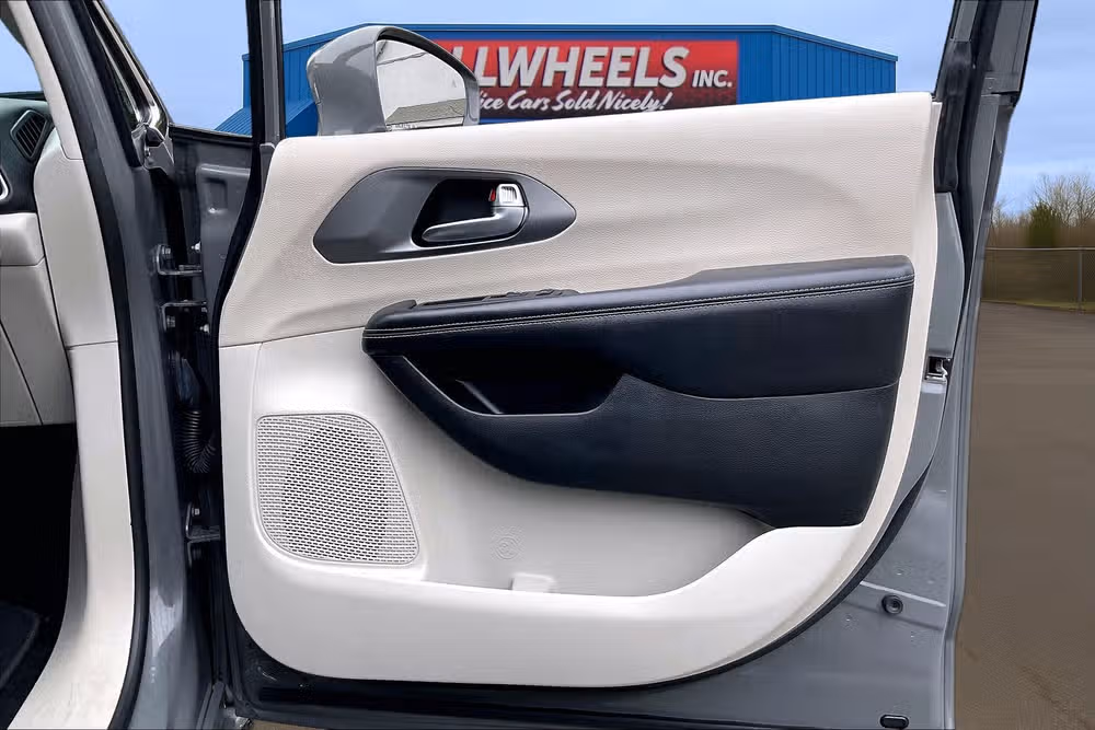 2022 Chrysler Pacifica Touring L Passenger Image 22