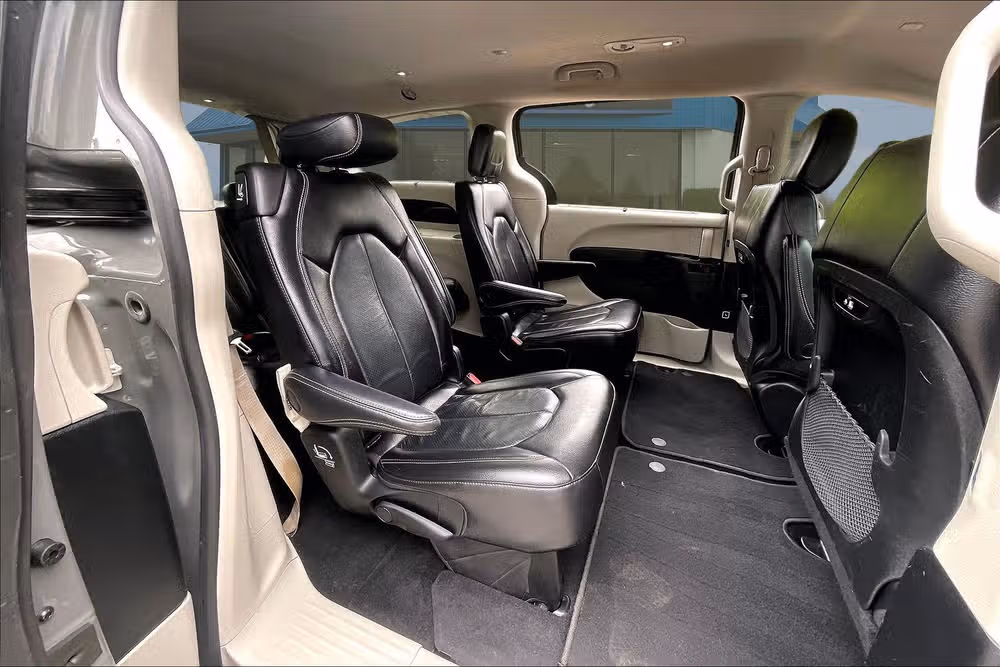 2022 Chrysler Pacifica Touring L Passenger Image 25