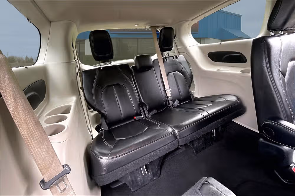 2022 Chrysler Pacifica Touring L Passenger Image 26