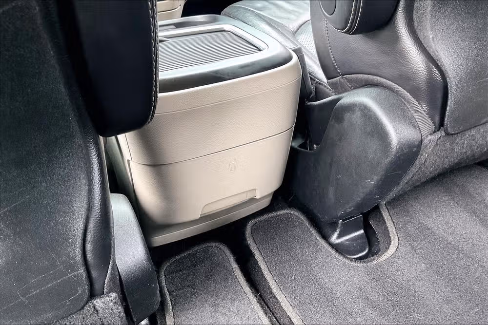2022 Chrysler Pacifica Touring L Passenger Image 32