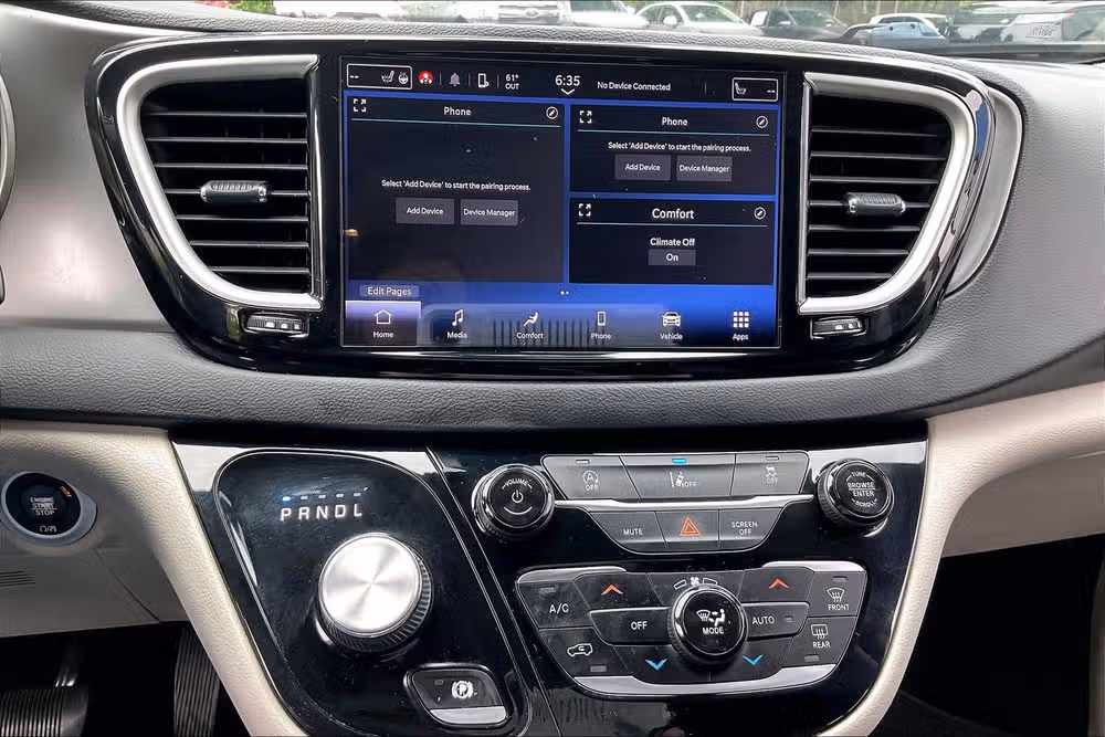 2022 Chrysler Pacifica Touring L Passenger Image 30