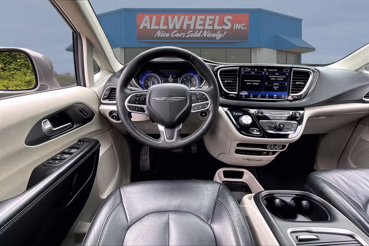 2022 Chrysler Pacifica Touring L Passenger Image 5