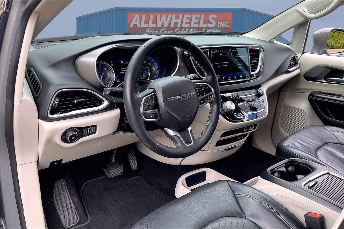 2022 Chrysler Pacifica Touring L Passenger Image 12