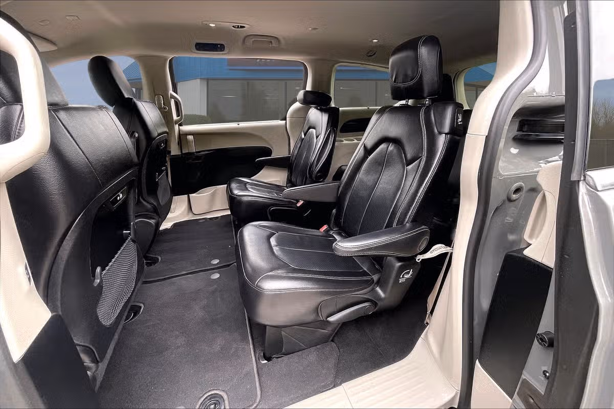 2022 Chrysler Pacifica Touring L Passenger Image 24