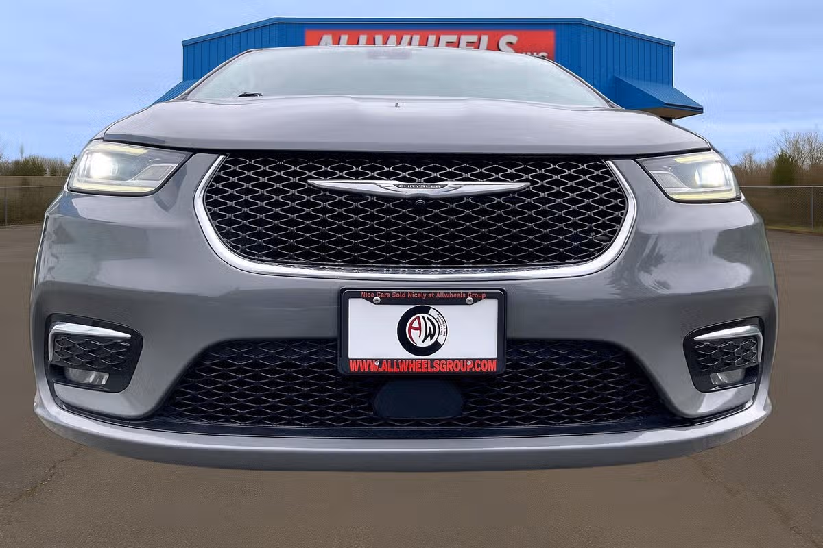 2022 Chrysler Pacifica Touring L Passenger Image 27