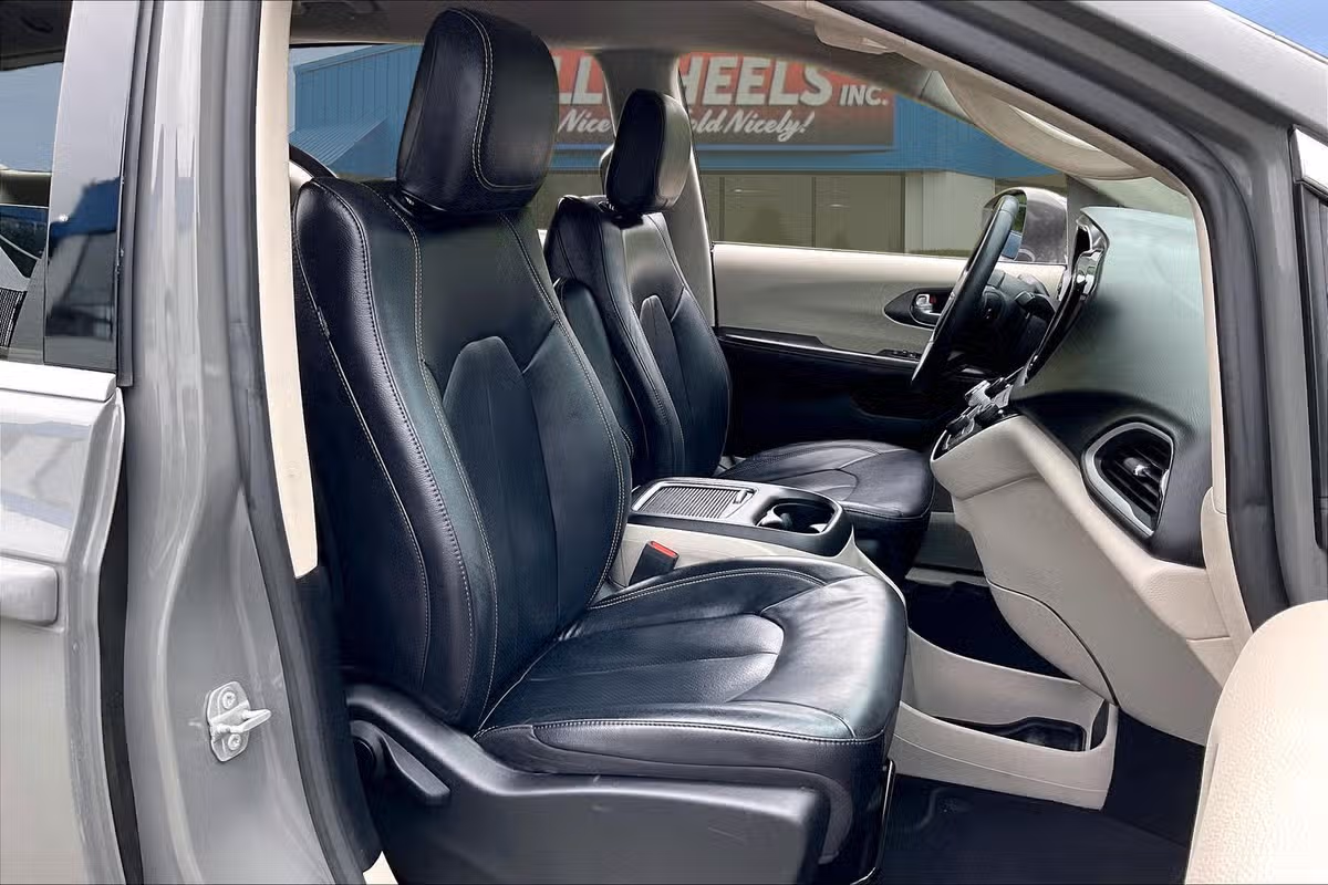 2022 Chrysler Pacifica Touring L Passenger Image 7