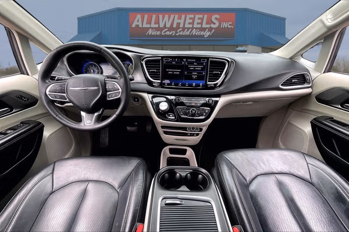 2022 Chrysler Pacifica Touring L Passenger Image 14