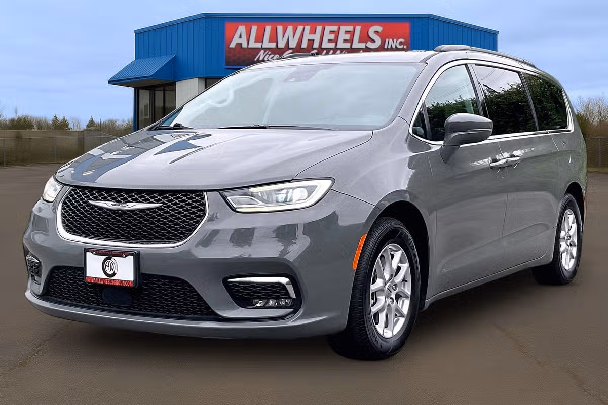 2022 Chrysler Pacifica Touring L Passenger Image 10