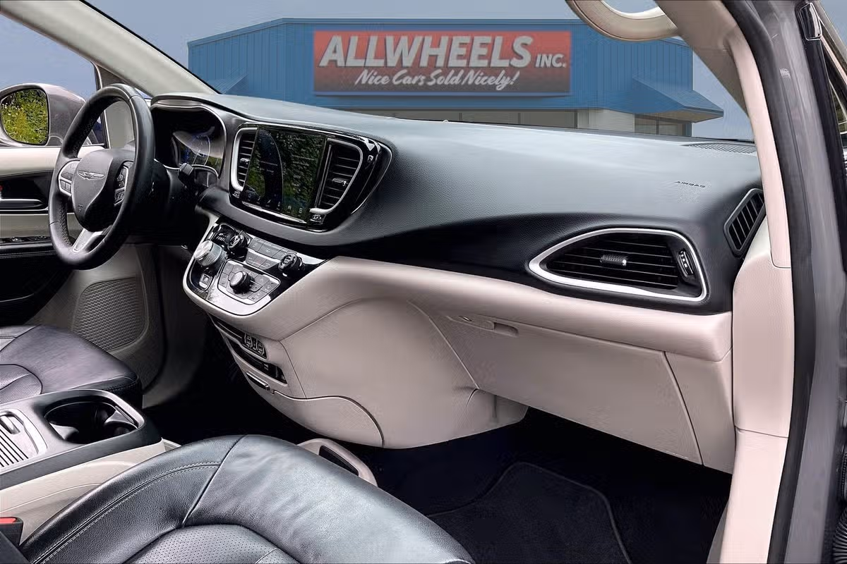 2022 Chrysler Pacifica Touring L Passenger Image 15