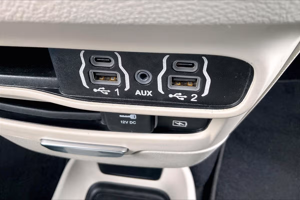 2022 Chrysler Pacifica Touring L Passenger Image 31
