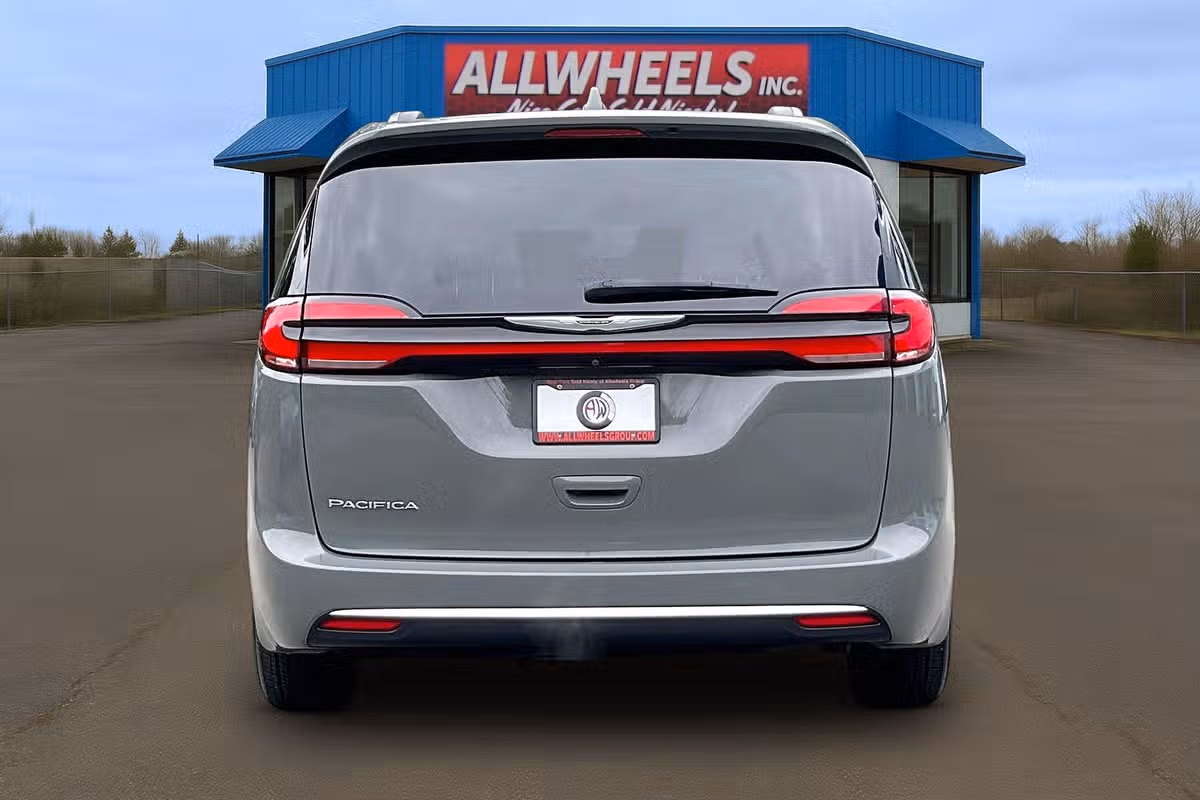 2022 Chrysler Pacifica Touring L Passenger Image 4