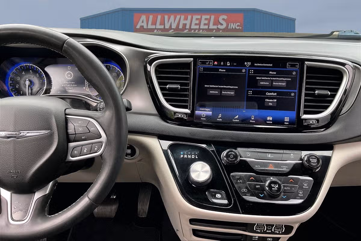 2022 Chrysler Pacifica Touring L Passenger Image 6