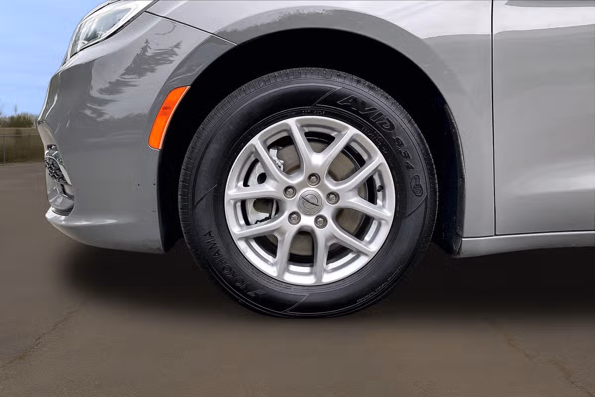 2022 Chrysler Pacifica Touring L Passenger Image 9