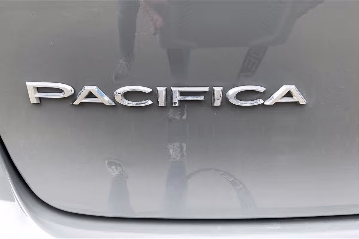 2022 Chrysler Pacifica Touring L Passenger Image 8