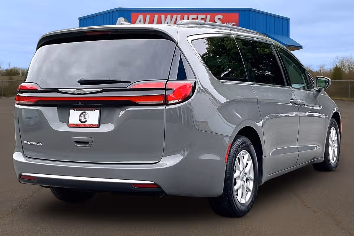 2022 Chrysler Pacifica Touring L Passenger Image 11