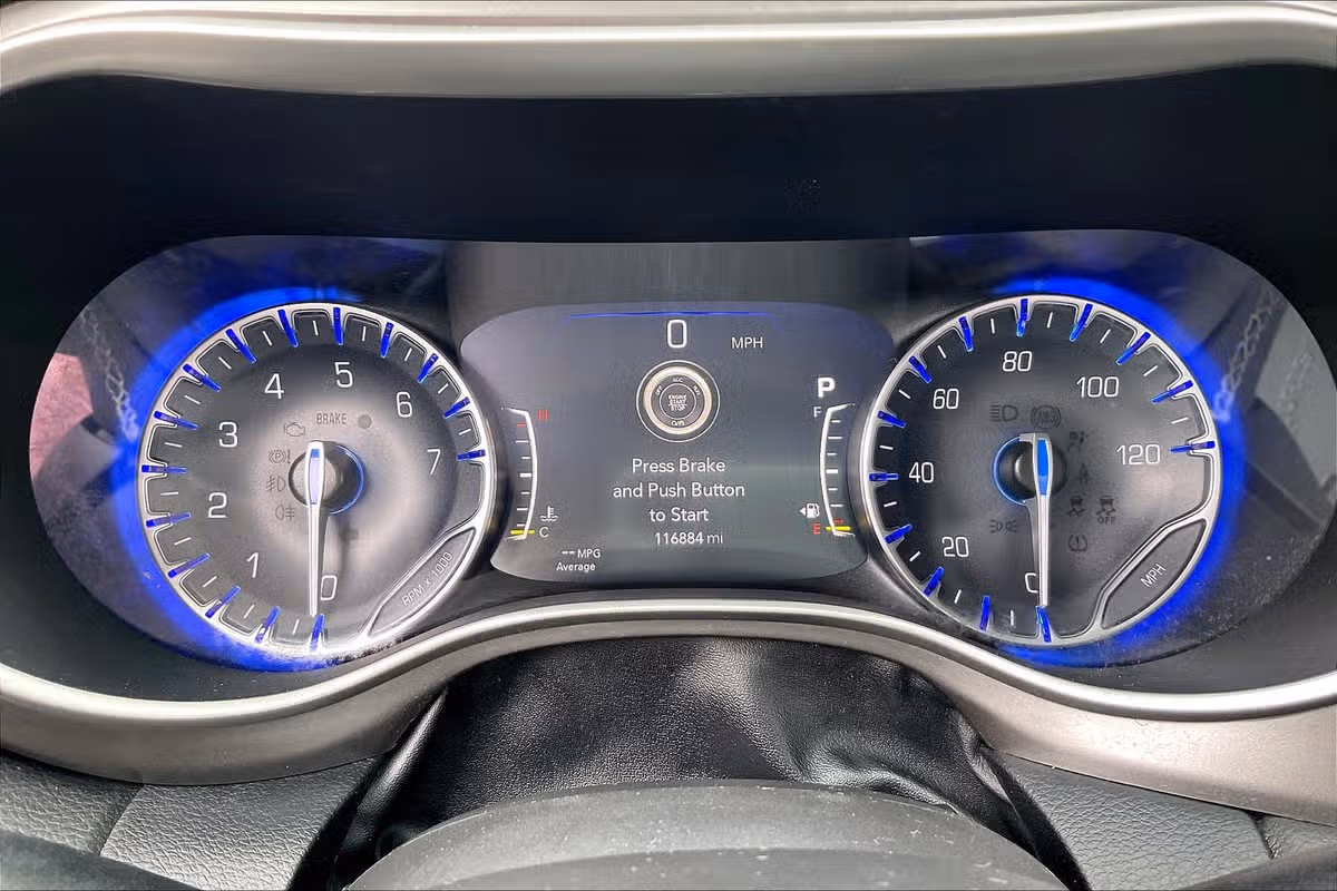 2022 Chrysler Pacifica Touring L Passenger Image 18