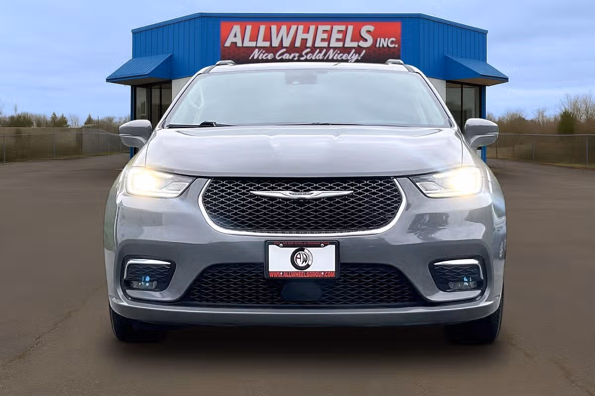 2022 Chrysler Pacifica Touring L Passenger Image 3