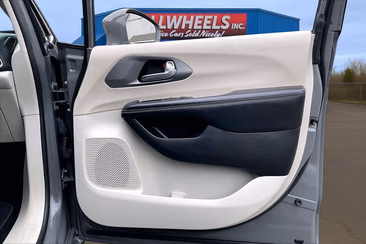 2022 Chrysler Pacifica Touring L Passenger Image 22