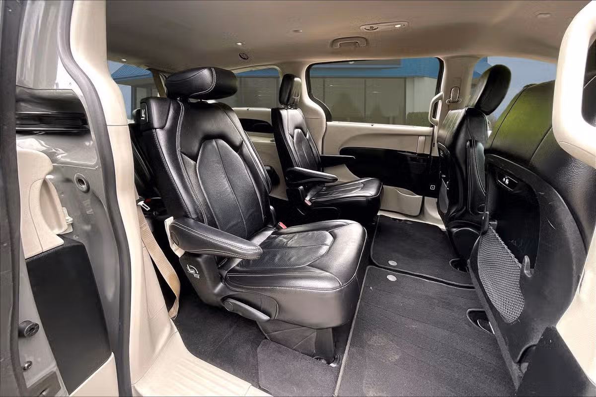 2022 Chrysler Pacifica Touring L Passenger Image 25
