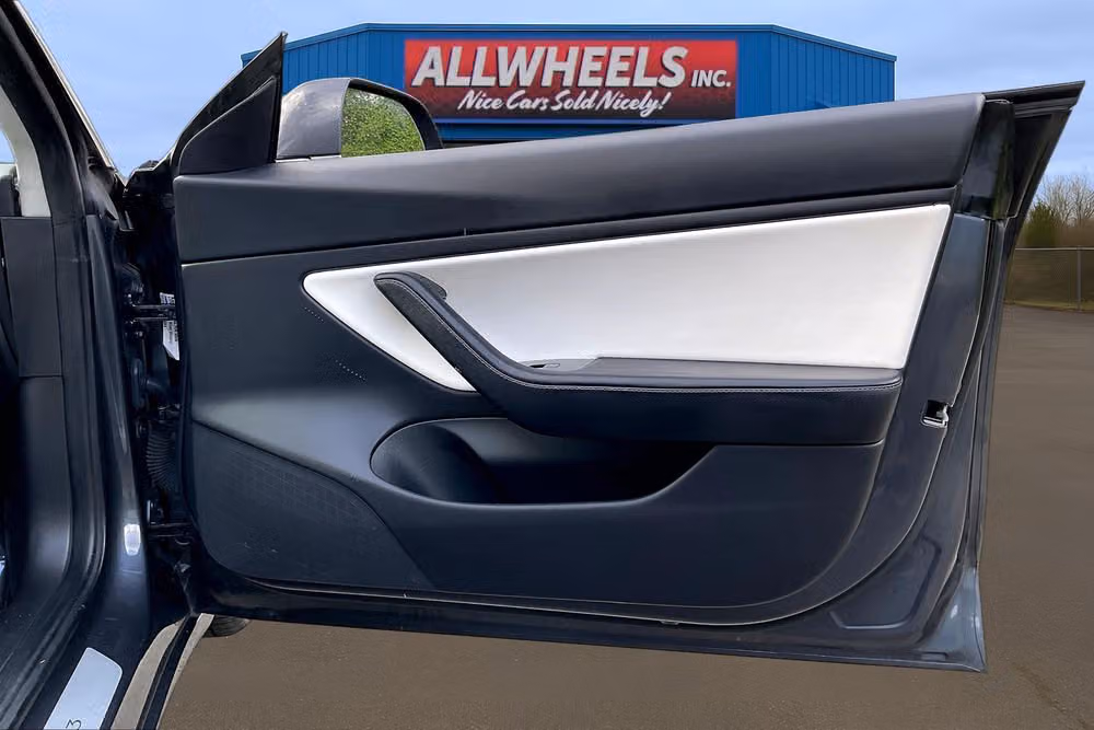 2018 Tesla Model 3 Performance Image 21