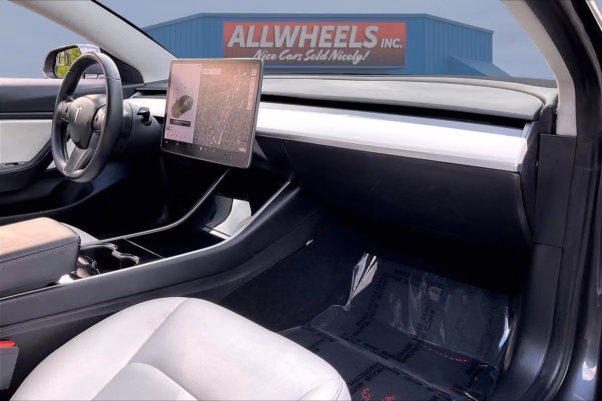2018 Tesla Model 3 Performance Image 15