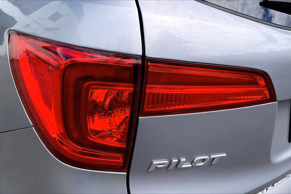 2017 Honda Pilot EX Image 30