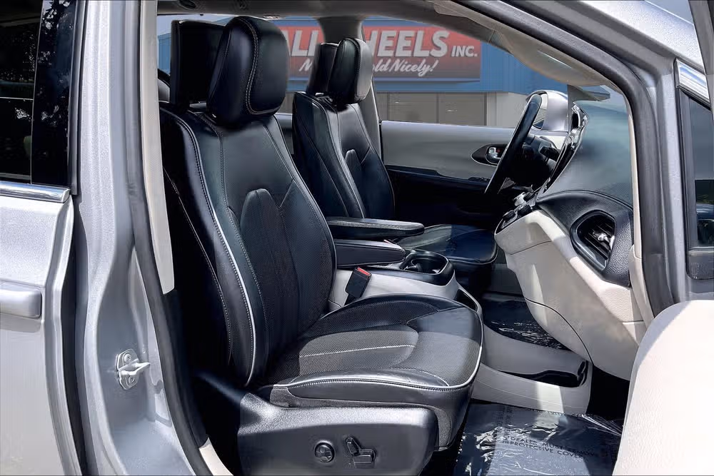 2018 Chrysler Pacifica Limited Passenger Image 6