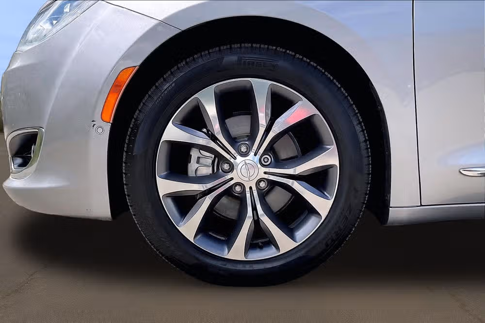 2018 Chrysler Pacifica Limited Passenger Image 8