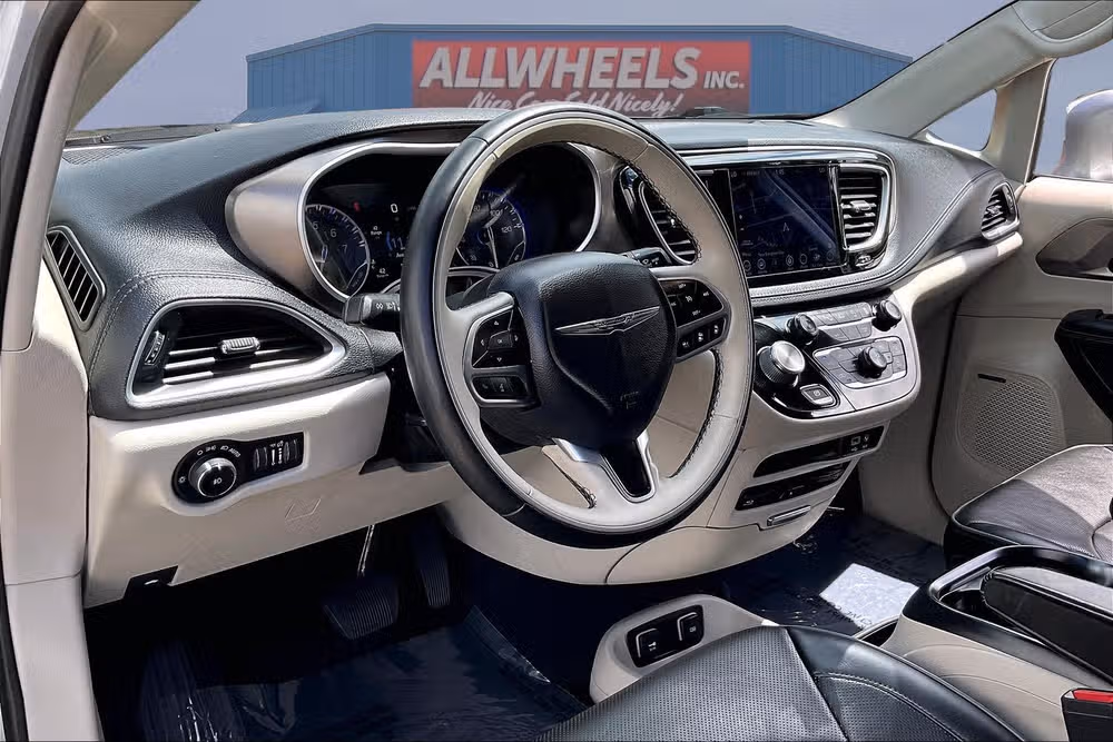 2018 Chrysler Pacifica Limited Passenger Image 12