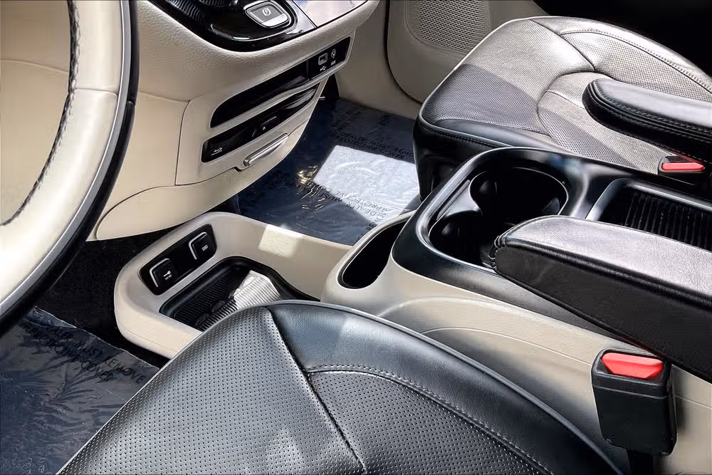 2018 Chrysler Pacifica Limited Passenger Image 13