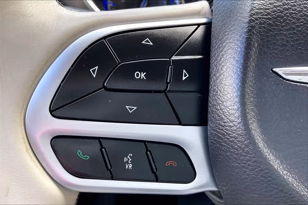 2018 Chrysler Pacifica Limited Passenger Image 16