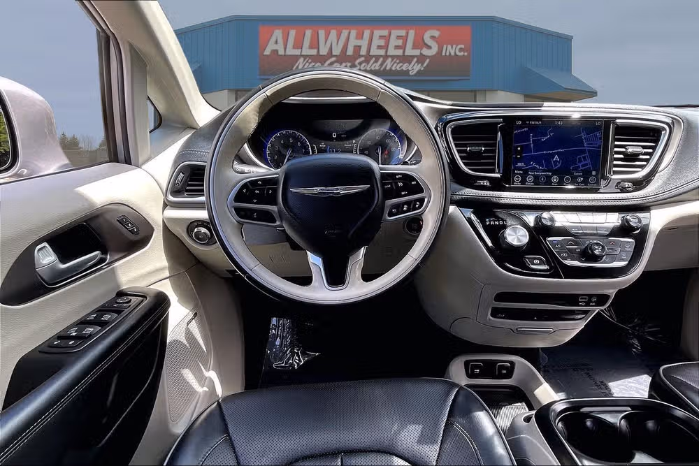 2018 Chrysler Pacifica Limited Passenger Image 4
