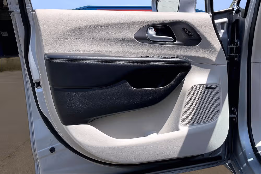 2018 Chrysler Pacifica Limited Passenger Image 21
