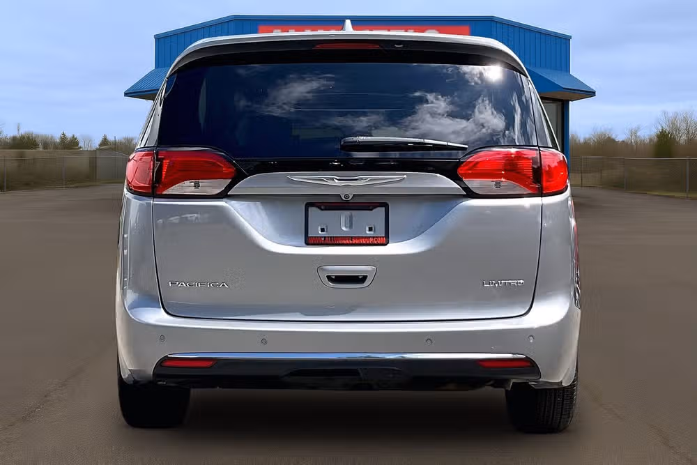 2018 Chrysler Pacifica Limited Passenger Image 3