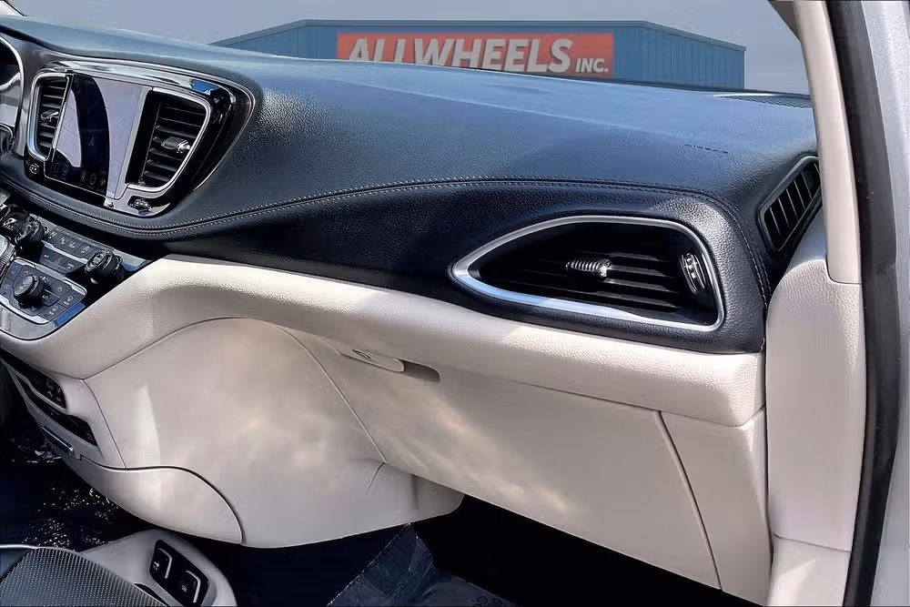 2018 Chrysler Pacifica Limited Passenger Image 15