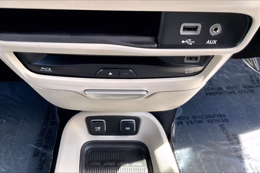 2018 Chrysler Pacifica Limited Passenger Image 31