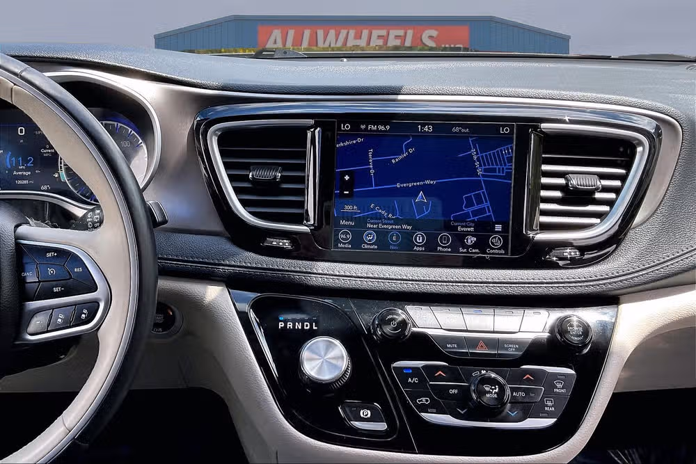 2018 Chrysler Pacifica Limited Passenger Image 5