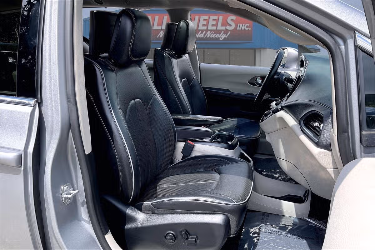 2018 Chrysler Pacifica Limited Passenger Image 6