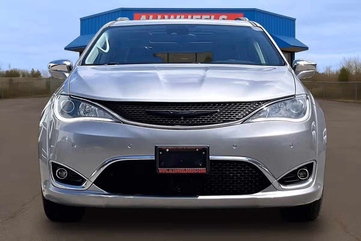 2018 Chrysler Pacifica Limited Passenger Image 2